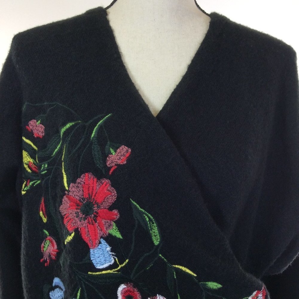 LIPSLIDE Womens Sweater Size Medium Black Floral